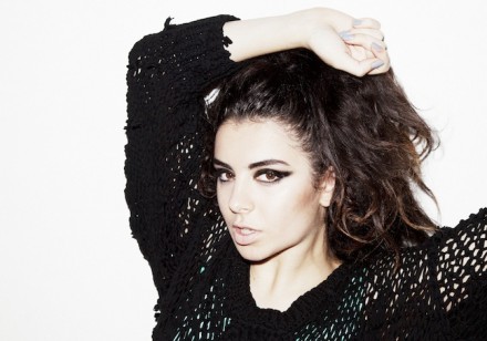 [VIDEO] Charli XCX – I Want It That Way (Backstreet Boys Cover)